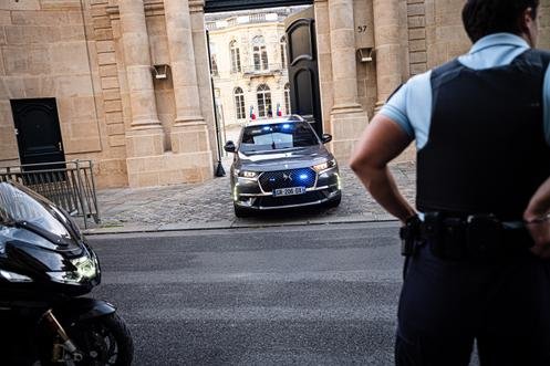 Mobil Presiden Partai Republik (LR), Bruno Retaleleau, meninggalkan Pengadilan Matignon, di Paris, pada 7 Oktober 2025.