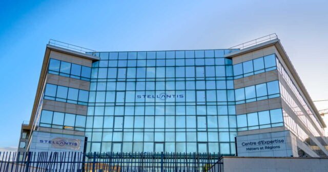 1761815589_stellantis-le-chiffre-d-affaires-grimpe-mais-l-action-chute-en-bourse.jpg
