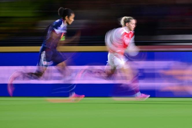 Lyonnaise Wendie Renard melanjutkan pemain Arsenal Alessia Russo, di Liga Champions, di Meadow Park, di Borehamwood, utara London, 7 Oktober 2025.
