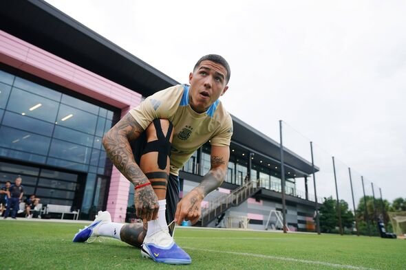 Enzo Fernandez dari Argentina mengikat tali sepatunya