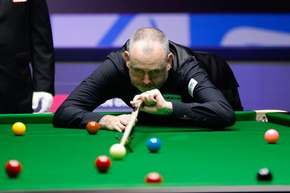 Mark Williams mempersiapkan tembakan. 