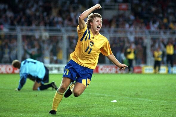 Tomas Brolin merayakan golnya ke gawang Inggris