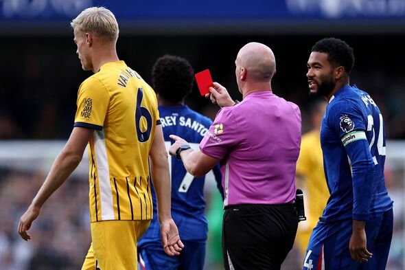 Reece James berbicara kepada wasit Simon Hooper 