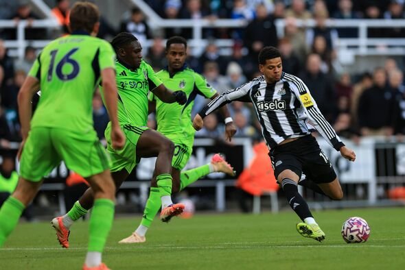 NEWCASTLE UPON TYNE, INGGRIS – 25 OKTOBER: Pemain Newcastle United William Osula (18) memukul bola saat gelaran Premier League NEWCASTLE UPON TYNE, INGGRIS – 25 OKTOBER: Pemain Newcastle United William Osula (18) memukul bola saat gelaran Premier League