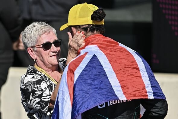 Lewis Hamilton dan ibu Carmen.