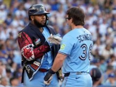 Blue Jays melakukan dua home run berturut-turut — di tiga lemparan — untuk pertama kalinya dalam sejarah Seri Dunia