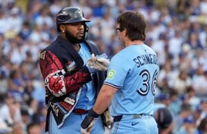 Blue Jays melakukan dua home run berturut-turut — di tiga lemparan — untuk pertama kalinya dalam sejarah Seri Dunia