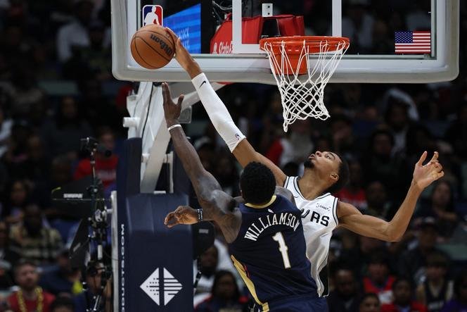 Victor Wembanyama memblok tembakan Zion Williamson, di New Orleans, Louisiana, 24 Oktober 2025.