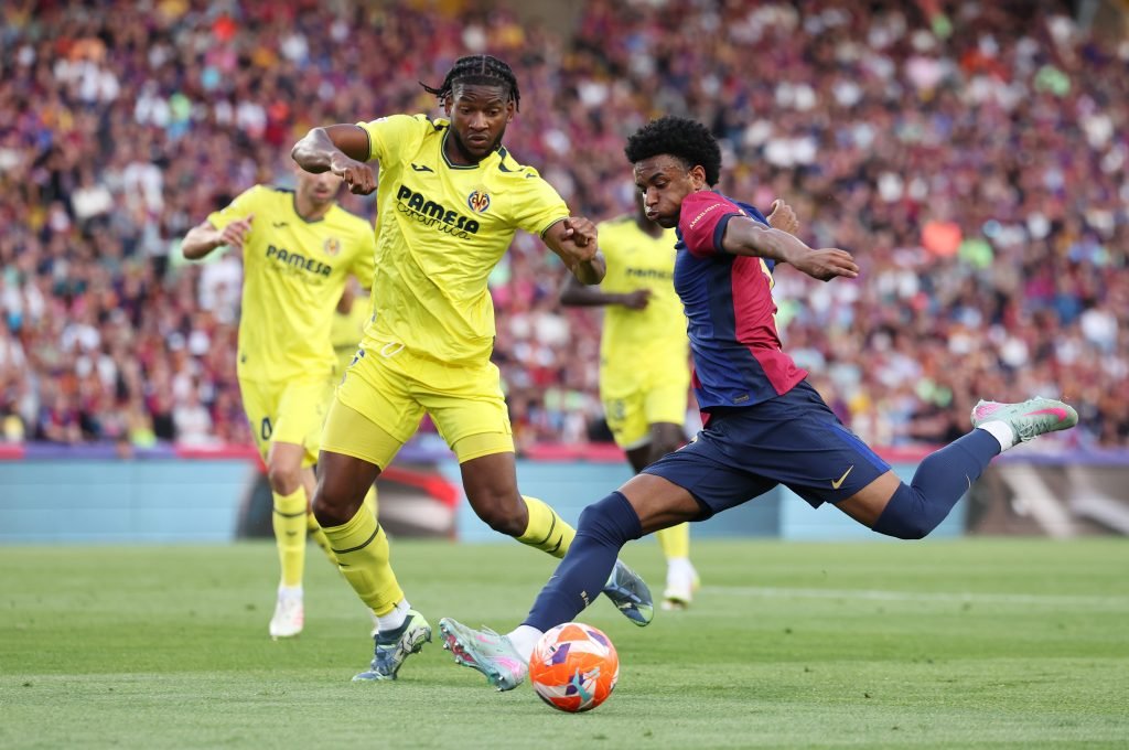 BARCELONA, SPANYOL - 18 MEI: Alejandro Balde dari FC Barcelona ingin menembak saat berada di bawah tekanan Willy Kambwala dari Villarreal CF selama pertandingan La Liga EA Sports antara FC Barcelona dan Villarreal CF di Estadi Olimpic Lluis Companys pada 18 Mei 2025 di Barcelona, ​​​​Spanyol. (Foto oleh Judit Cartiel/Getty Images)