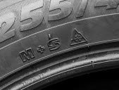 Peraturan Mountain Law yang baru mewajibkan ban 3PMSF. Foto Stok Adobe