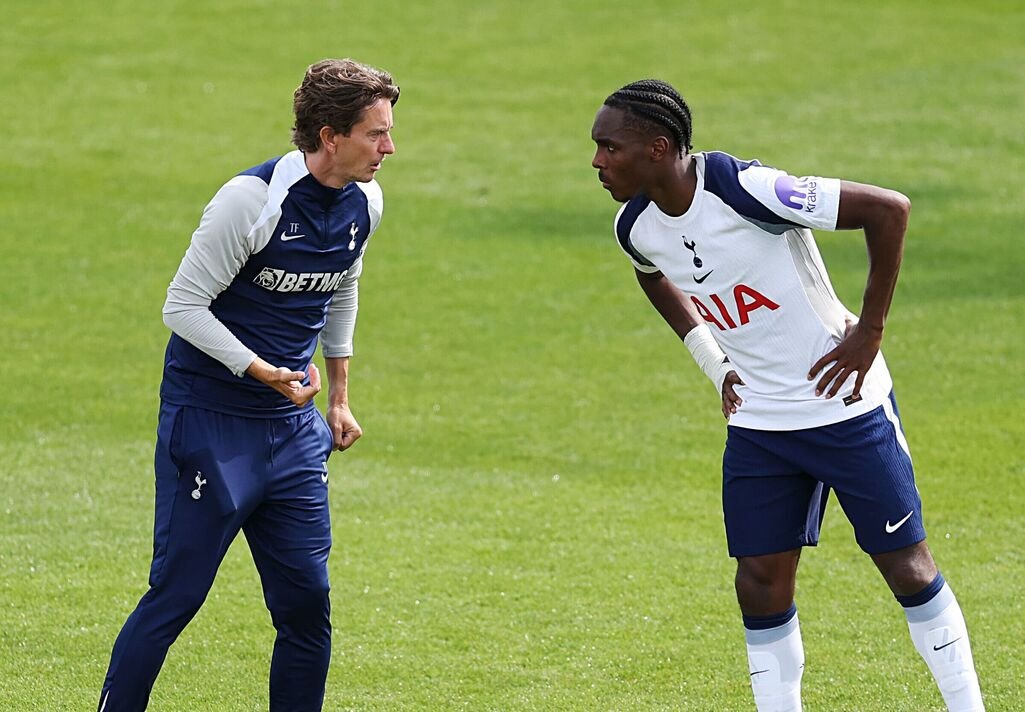 Thomas Frank dan Mathys Tel sedang berbicara