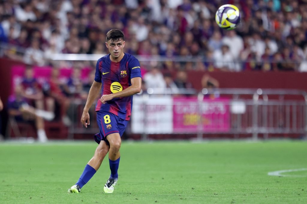 KOBE, JEPANG - 27 JULI: Pedri dari FC Barcelona mengontrol bola selama pertandingan persahabatan pramusim antara Vissel Kobe dan FC Barcelona di Stadion Noevir Kobe pada 27 Juli 2025 di Kobe, Hyogo, Jepang. (Foto oleh Paul Miller/Getty Images)