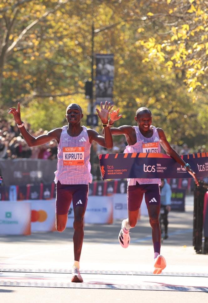 Benson Kipruto dan Alexander Mutiso dari Kenya, di garis finis New York Marathon, 2 November 2025. 