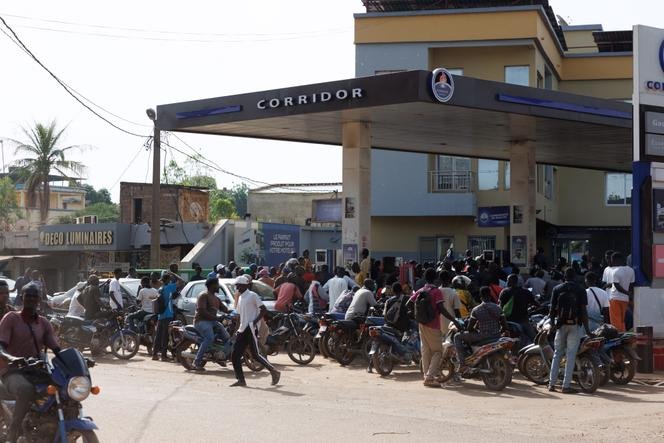 Kendaraan antri untuk mengisi bensin di SPBU di Bamako, 7 Oktober 2025.