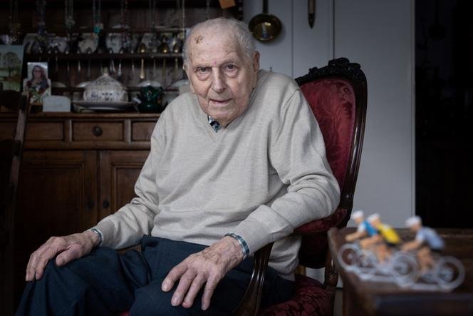 Charles Coste, di rumahnya di Bois-Colombes (Hauts-de-Seine), 30 Januari 2024.