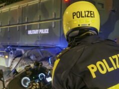 penerbangan ditangguhkan selama hampir dua jam