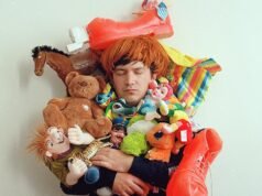 Apakah ada direktur di ruangan itu?