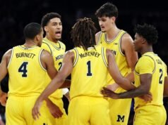 Bola basket No. 7 Michigan mengibarkan spanduk Big Ten Tourny pada pertandingan pembukanya melawan Oakland