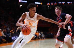 #18/17 Volume Kalahkan Mercer, 76-61, di pembuka musim