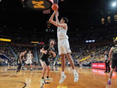 Nomor 7 Michigan mencetak rekor sekolah 69 poin di babak pertama dan diakhiri dengan kemenangan 121-78 atas Oakland