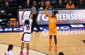 #9/8 NC State mengalahkan #8/9 Tennessee di game pembuka, 80-77