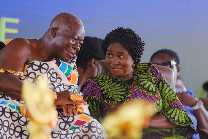 Asantehene Otumfuo Nana Osei Tutu II (kiri), 75, berbicara dengan Wakil Presiden Ghana Naana Jane Opoku-Agyemang (kanan), 73, di Afrisipakrom, Ghana, 30 Oktober 2025. 