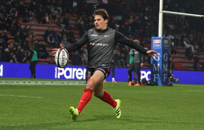 Antoine Dupont saat pemanasan pertandingan antara Stade Toulouse dan Racing 92 di Toulouse, Haute-Garonne, Sabtu, 29 November 2025.