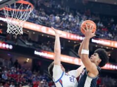 Mahasiswa baru Koa Peat memimpin Arizona No. 13 meraih kemenangan 93-87 atas juara bertahan No. 3 Florida