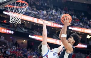 Mahasiswa baru Koa Peat memimpin Arizona No. 13 meraih kemenangan 93-87 atas juara bertahan No. 3 Florida