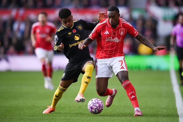 Amad Diallo berebut bola