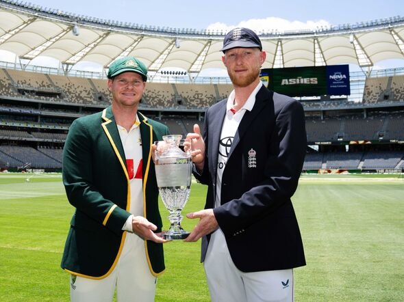 Kapten Australia Steve Smith (kiri) dan Ben Stokes bersiap menghadapi Ashes
