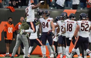 The Bears mengalahkan Bengals dengan kemenangan liar 47-42 melalui umpan TD Williams ke Loveland di menit terakhir