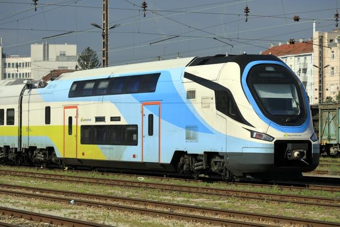 Kereta bertingkat Westbahn, seri 4100, dibangun oleh CRRC Tiongkok, di stasiun Wien-Penzing di Wina, 27 September 2023.