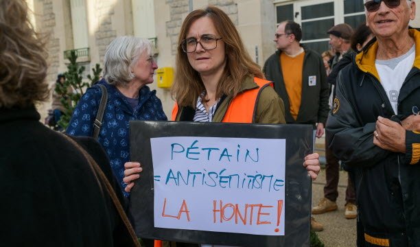 Dalam slogan serikat buruh “Pétain = anti-Semit: malu”. Foto EBRA/LER/Jean-Noël Portmann