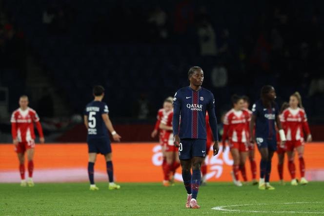 Pemain PSG Merveille Kanjinga kecewa usai gol ketiga timnya ke gawang Bayern Munich, di Parc des Princes di Paris, 20 November 2025.