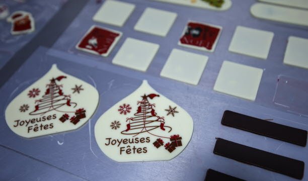 Tip Natal coklat yang dipersonalisasi disiapkan di laboratorium pabrik coklat Manudecors. Foto Antonin Utz