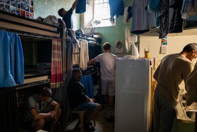 Sel kolektif yang terdiri dari enam orang di pusat penahanan, pada tahun 2025.