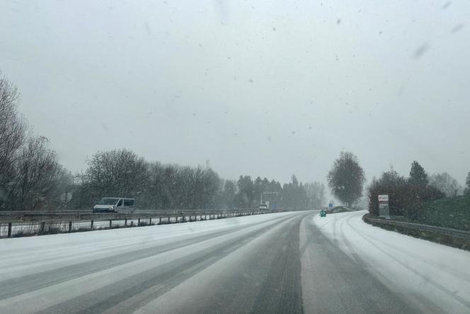 Jalur jalan raya A48 antara Lyon dan Grenoble tertutup salju, Kamis, 20 November 2025. 