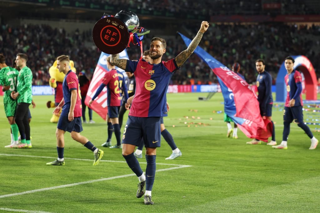 BARCELONA, SPANYOL - 18 MEI: Inigo Martinez dari FC Barcelona mengangkat trofi gelar La Liga EA Sports setelah pertandingan La Liga EA Sports antara FC Barcelona dan Villarreal CF di Estadi Olimpic Lluis Companys pada 18 Mei 2025 di Barcelona, ​​​​Spanyol. (Foto oleh Judit Cartiel/Getty Images)