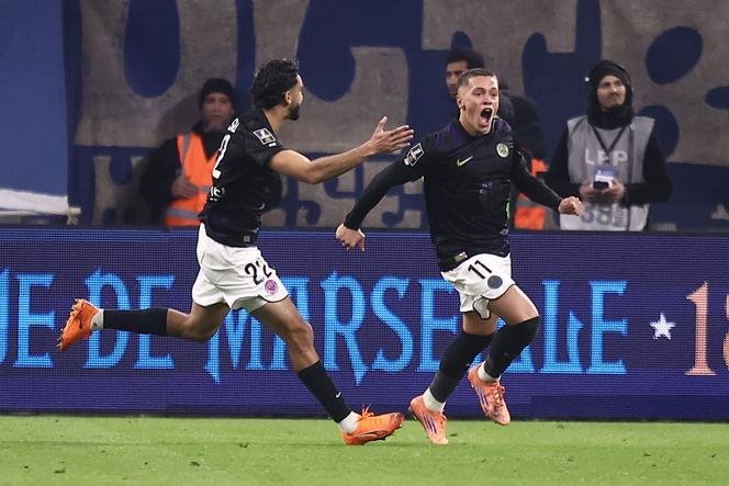 Pemain Toulouse Santiago Hidalgo (kanan) setelah menyamakan kedudukan melawan OM di Stade-Vélodrome, di Marseille, 29 November 2025.