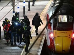 Terorisme di Inggris Raya: Sepuluh orang terluka dalam penikaman di kereta, sembilan di antaranya serius