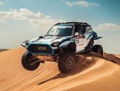Haut-Savoyard Lionel Baud dan putrinya Lucie ambil bagian di Dakar 2025 dengan Mini ini. Foto LB