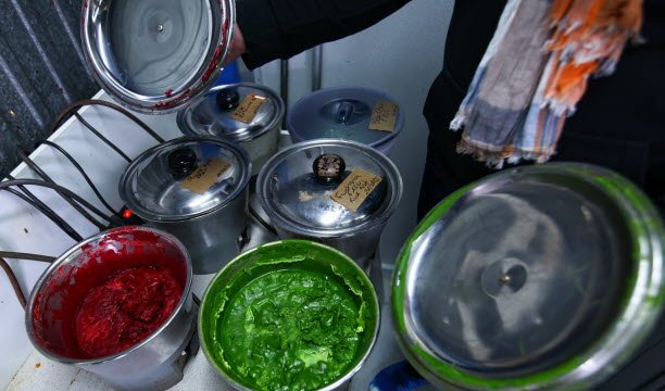 Warna dibuat di lokasi. Dengan safflower untuk warna kuning, rumput laut untuk warna hijau dan cherry atau lobak untuk warna merah, tetapi hanya untuk hiasan pada coklat putih. Foto Antonin Utz