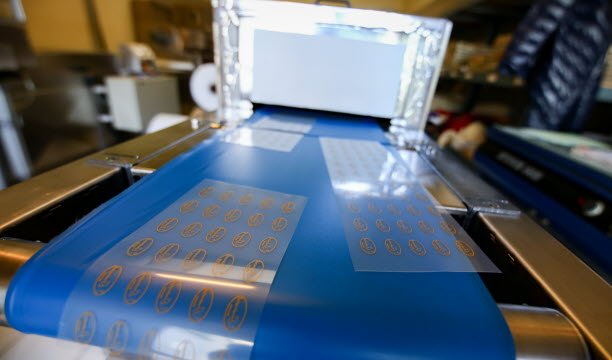 Dekorasi coklat kemudian melewati saluran pendingin. Foto Antonin Utz