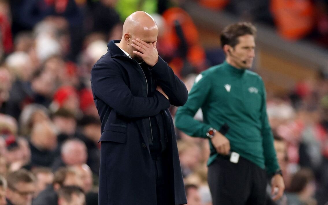 Arne Slot meletakkan kepalanya di tangannya