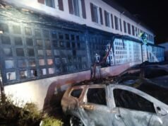 Haute-Savoie. Dua mobil terbakar di depan balai kota Sciez: penghancuran balai kota dapat dihindari oleh pemadam kebakaran