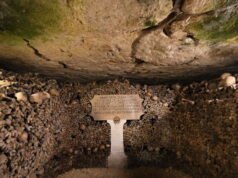 Paris. Perjalanan terakhir di antara orang mati sebelum Katakombe ditutup untuk bekerja pada hari Senin ini