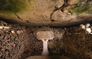 Paris. Perjalanan terakhir di antara orang mati sebelum Katakombe ditutup untuk bekerja pada hari Senin ini