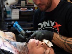 Tayangan slide. Puisi dimasukkan ke dalam kulit untuk edisi kedua Ink’Vasion di Sélestat