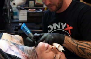 Tayangan slide. Puisi dimasukkan ke dalam kulit untuk edisi kedua Ink’Vasion di Sélestat